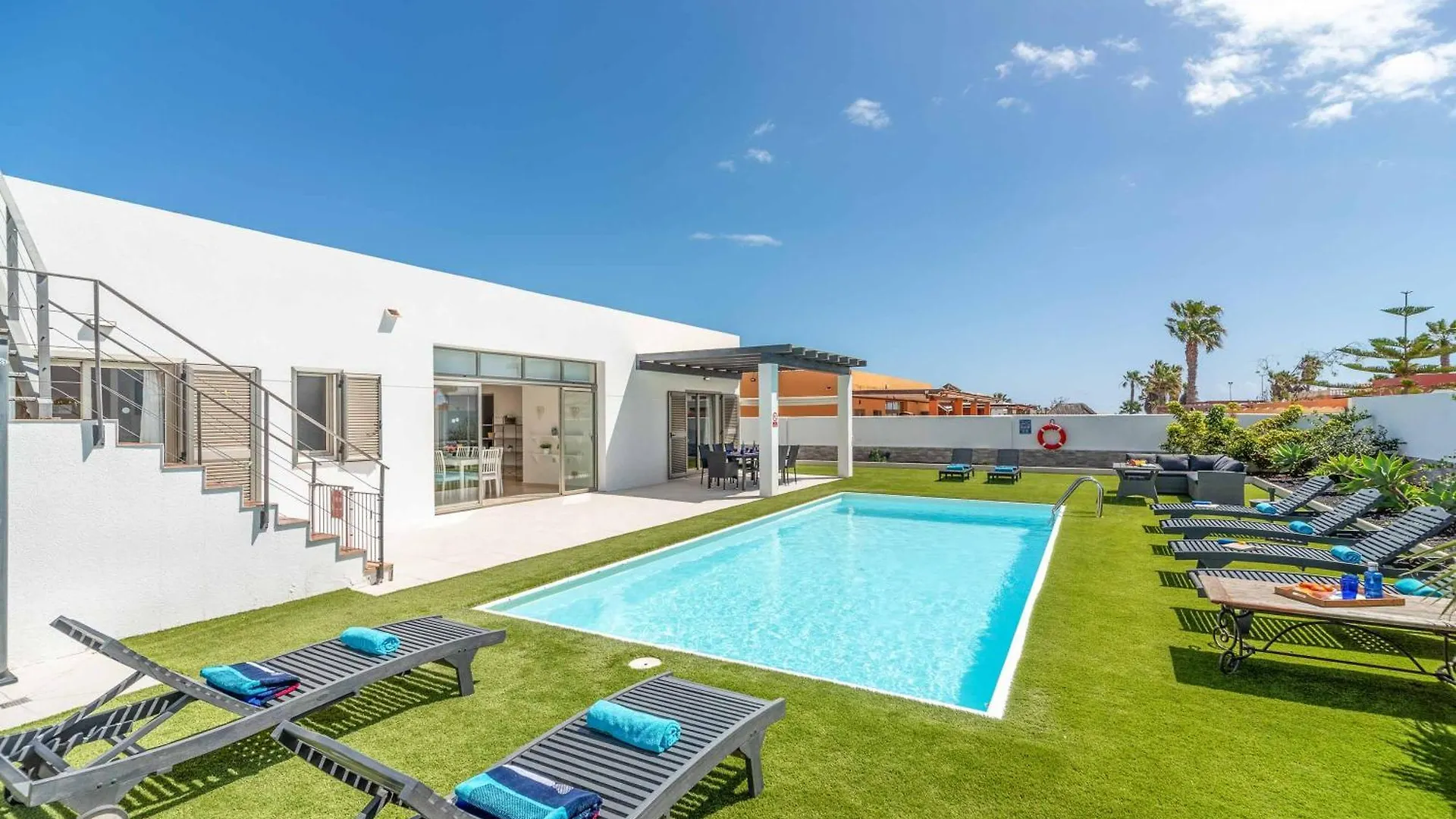Επικοινωνία με το Villa Max